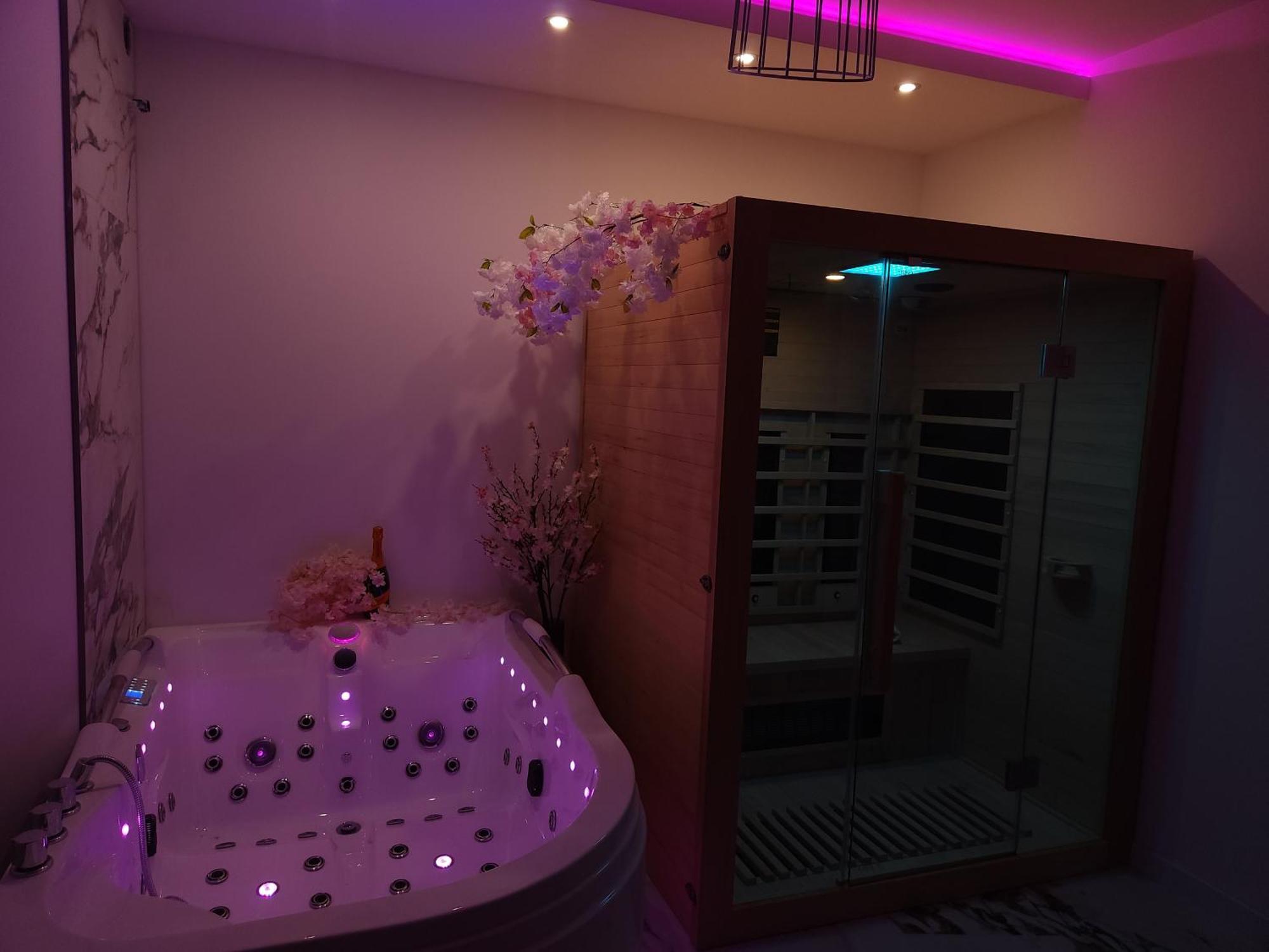 New In Gdansk! Red Room In The Heart Of Gdansk - Bdsm - With A Luxury Jacuzzi And Access To A Sauna Экстерьер фото